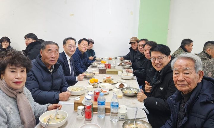 김남중 통일부 차관(사진 왼쪽에서 세번째)이 1일 민간인 통제선(민통선) 이북 지역 주민들과 함께 새해맞이 행사를 진행하고 주민들과 떡국을 먹고 있다. (사진=통일부 제공) 2026.01.01. *재판매 및 DB 금지