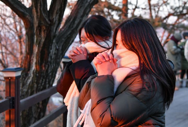  [영주=뉴시스] 영주시 철탄산 성재에서 1일 열린 '병오년 신년 해맞이 행사'에서 참석자들이 떠오르는 해를 보며 소원을 빌고 있다. (사진=영주시 제공) 2026.01.01. photo@newsis.com *재판매 및 DB 금지