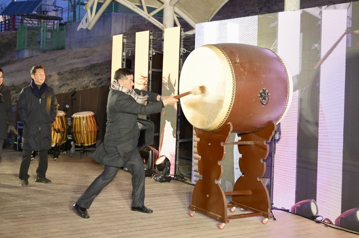 [공주=뉴시스] 공주시 금강신관공원에서 힘차게 대북을 치는 최원철 공주시장.(사진= 공주시).2026.01.01.photo@newsis.com. *재판매 및 DB 금지