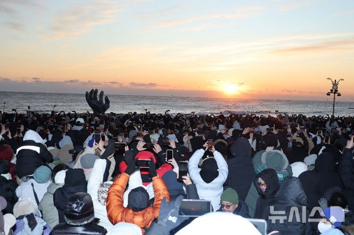 [포항=뉴시스] 송종욱 기자 = '제28회 호미곶한민족해맞이 축전' 새해 일출. (사진=포항시 제공) 2026.01.01. photo@newsis.com