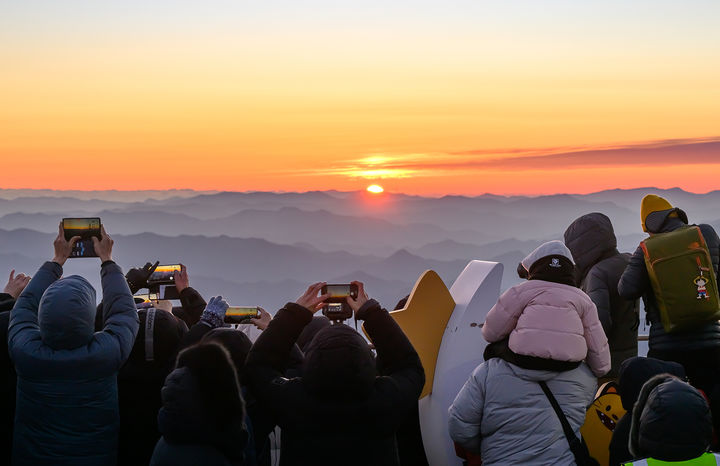 1일 정선 가리왕산 정상에서 진행한 '2026 가리왕산 해맞이 축제' 모습.(사진=정선군 제공) *재판매 및 DB 금지