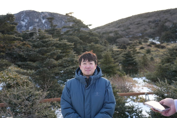 [제주=뉴시스] 이준석 개혁신당 대표가 1일 오전 제주 한라산 윗세오름 정상에 올랐다. (사진=개혁신당 제공) 2026.01.01. *재판매 및 DB 금지