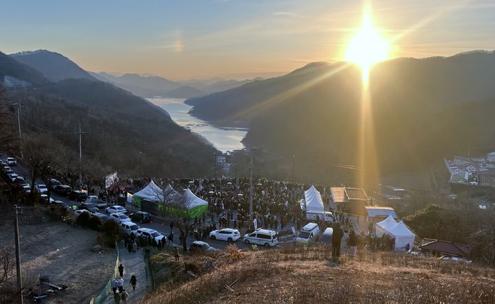 [충주=뉴시스] 2026년 첫날인 1일 충북 충주시 마즈막재 종댕이길에서 시민들이 새해 첫 일출을 보고 있다. (사진= 독자 제공) 2026.01.01. photo@newsis.com *재판매 및 DB 금지