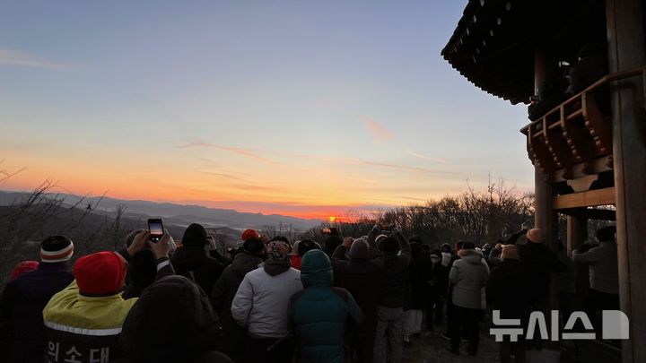 [청주=뉴시스] 2026년 첫날인 1일 충북 청주시 봉무산 정상에서 시민들이 새해 첫 일출을 보고 있다. (사진= 청주시 제공) 2026.01.01. photo@newsis.com *재판매 및 DB 금지
