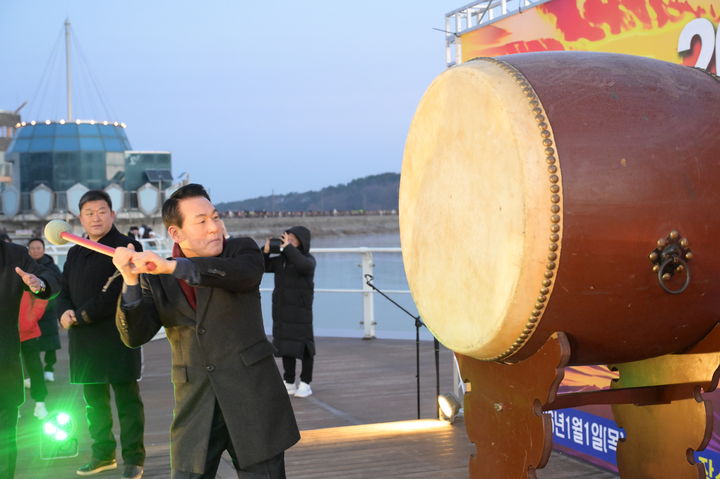 [논산=뉴시스]백성현 논산시장이 1일 탑정호에서 열린 해맞이 행사에서 새해 힘찬 출발을 알리는 큰 북을 치고 있다. (사진=논산시 제공) 2026. 01. 01 photo@newsis.com *재판매 및 DB 금지