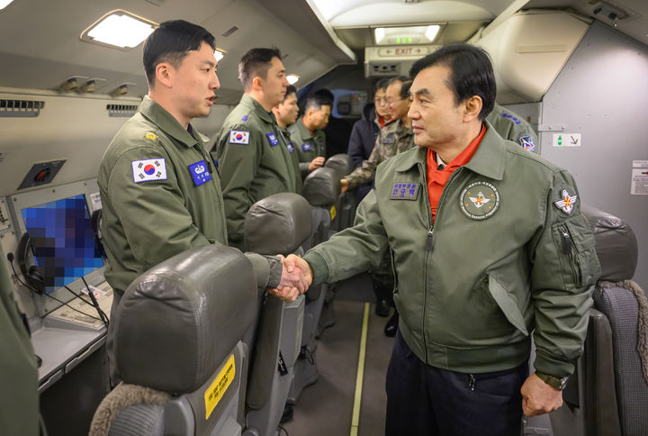 1일 오전 안규백 국방부장관이 '하늘의 지휘소' 공군 항공통제기(E-737)에 탑승하여 군사대비태세를 점검하며 조국 수호를 다짐하는 장병들을 격려하고 있다. (사진=국방부 제공) 2026.01.01. *재판매 및 DB 금지