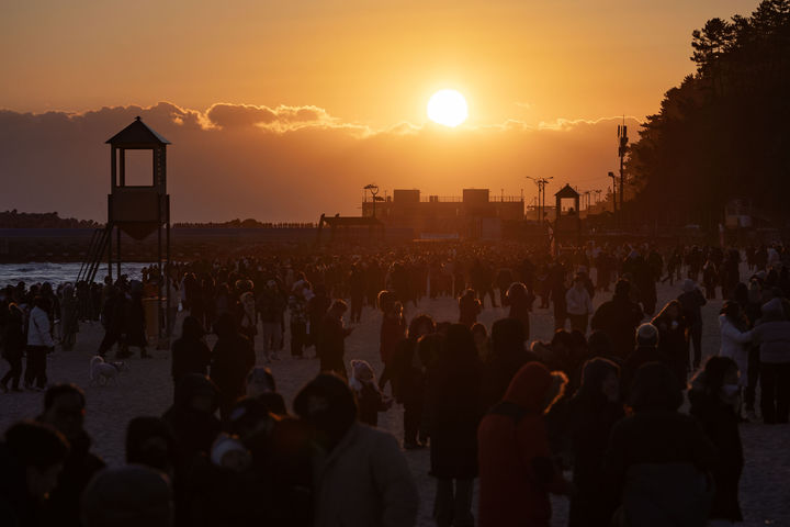 [삼척=뉴시스]홍춘봉 기자 = 1일 강원 삼척해변에서 삼척시민과 관광객들이 2026년 새해 소원성취를 기원하며 병오년 새해 첫 해맞이를 하고 있다.(사진=삼척시 제공)2026.01.01.casinohong@newsis.com *재판매 및 DB 금지