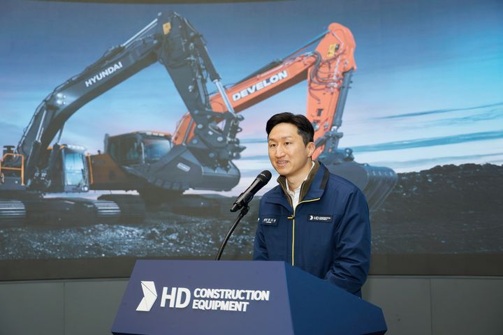 [서울=뉴시스] 정기선 HD현대 회장이 1일 울산 캠퍼스에서 열린 HD건설기계 출범식에서 축사를 하는 모습. (사진=HD현대) 2026.01.01 photo@newsis.com *재판매 및 DB 금지 *재판매 및 DB 금지