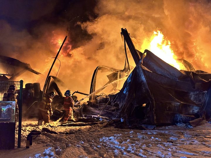 [음성=뉴시스] 서주영 기자 = 1일 오전 0시4분께 충북 음성군 원남산업단지 내 화학물질 제조공장에서 화재가 발생해 소방대원들이 진화작업을 벌이고 있다. (사진= 음성소방서 제공) 2025.01.01. photo@newsis.com *재판매 및 DB 금지