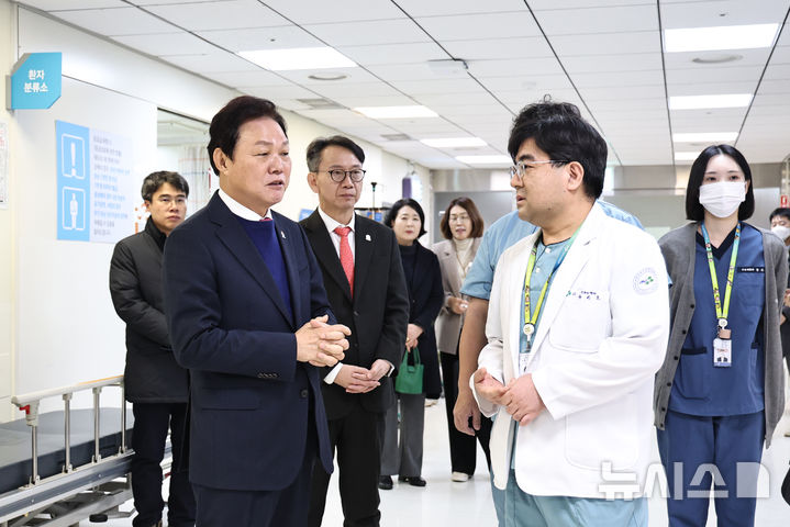 [양산=뉴시스]박완수 경남도지사가 1일 오전 양산부산대학교병원 권역응급의료센터를 방문해 응급의료 대응체계를 살피고, 연휴 기간에도 현장을 지키는 의료진들을 격려하고 있다. (사진=경남도 제공) 2026.01.01. photo@newsis.com
