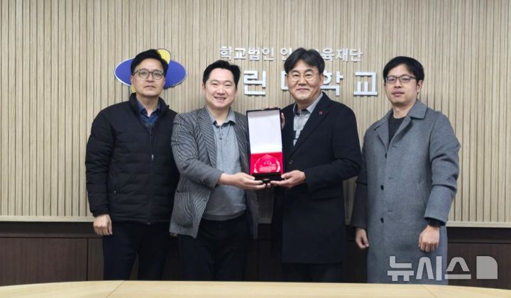 [포항=뉴시스] 포항시가 선린대와 공동으로 드론 산불 전문가 45명을 배출하며 전경국(왼쪽 두 번째) 선린대 평생교육원장에게 감사패를 전달하고 기념 촬영하고 있다. 2026.01.01. photo@newsis.com