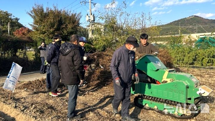 [포항=뉴시스] 포항시가 영농 부산물 불법 소각으로 인한 산불을 예방하기 위해 무상 지원한 영농 부산물 안전 처리 파쇄 작업. 2026.01.01. photo@newsis.com