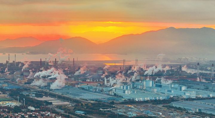 [광양=뉴시스] 1일 포스코 광양제철소 뒤편으로 2026년 병오년 새해 첫 해가 떠오르고 있다. (사진=광양제철소 제공) 2026.01.01. photo@newsis.com *재판매 및 DB 금지