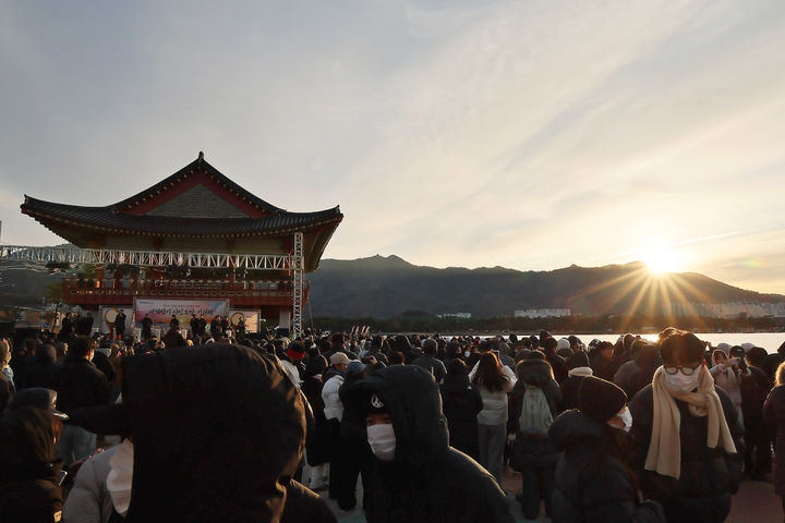 [창원=뉴시스] 강경국 기자 = 1일 경남 창원시 진해루에서 2026 병오년 새해맞이 시민소망 기원제 행사가 펼쳐지고 있다. (사진=창원시청 제공). 2026.01.01. photo@newsis.com *재판매 및 DB 금지