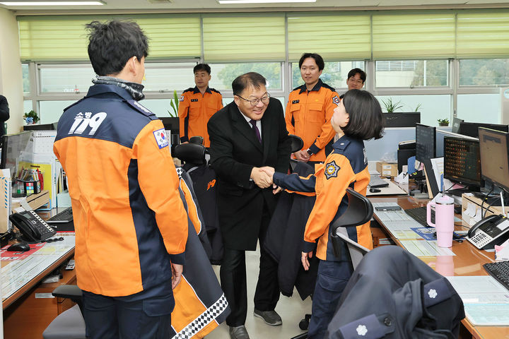[창원=뉴시스] 강경국 기자 = 장금용 경남 창원시장 권한대행이 1일 중앙119안전센터를 방문해 직원들을 격려하고 있다. (사진=창원시청 제공). 2026.01.01. photo@newsis.com *재판매 및 DB 금지