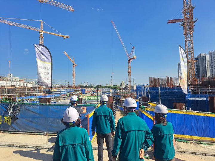 [울산=뉴시스] 생활소음을 줄이기 위해 대형 공사장에서 행정지도점검을 진행 중인 울산 남구 관계자들. (사진=울산 남구 제공) photo@newsis.com *재판매 및 DB 금지