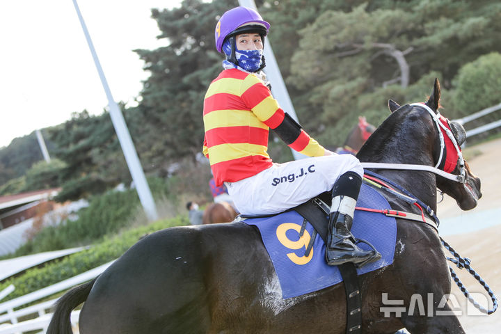 [서울=뉴시스]송재철 기수. (사진=한국마사회 제공)
