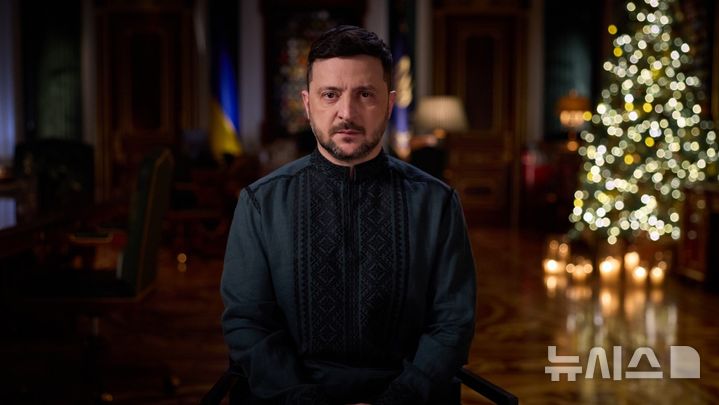 [서울=뉴시스] 볼로디미르 젤렌스키 우크라이나 대통령은 31일(현지시간) 신년사에서 "평화 협정은 90% 준비돼 있다"고 강조했다. 미국과 유럽 등 국제사회를 향해 의회 비준 등을 통한 강력한 안보 보장을 거듭 촉구했다. (사진 = 우크라이나 대통령실 홈페이지 갈무리) 2026.01.01 photo@newsis.com 