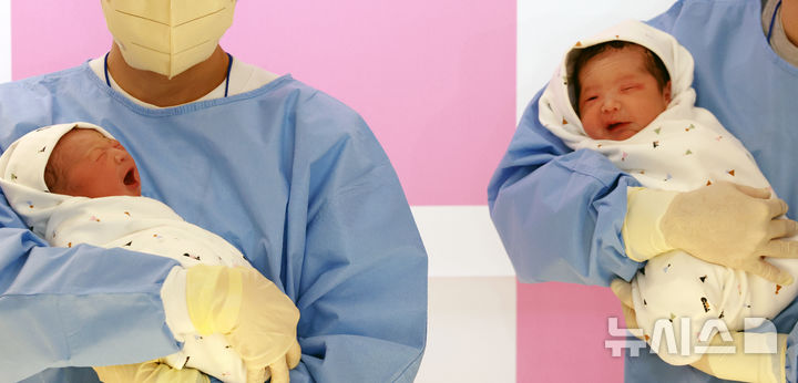 [서울=뉴시스] 조성우 기자 = 2026년 병오년 새해 첫 아기가 1일 0시께 서울 강남구 강남차여성병원에서 태어났다. 엄마 황은정(37), 아빠 윤성민(38) 씨 사이에서 태어난 여아 쨈이(태명, 왼쪽)와 엄마 황혜련(37), 아빠 정동규(36) 사이에서 태어난 여아 도리(태명)가 아빠 품에 안겨있다. 2026.01.01. xconfind@newsis.com