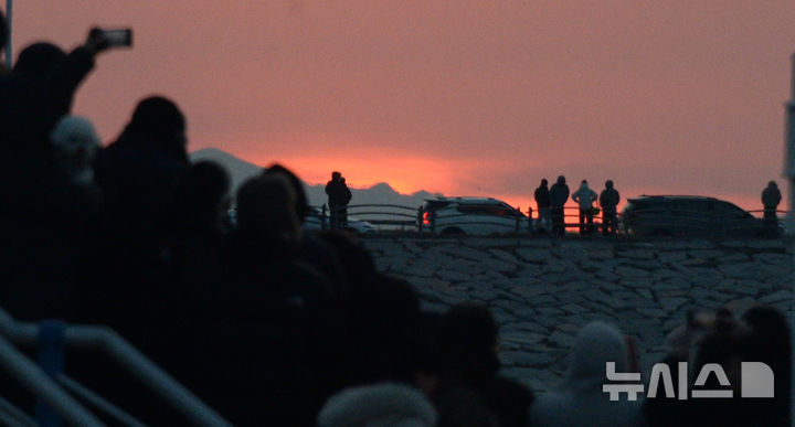 [군산=뉴시스] 김얼 기자 = 2026년 병오년(丙午年) 첫날인 1일 전북 군산시 비응항 일원이 첫 일출을 보기 위해 몰린 시민들로 북적이고 있다. 2026.01.01. pmkeul@newsis.com