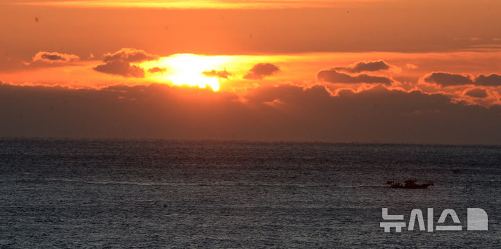 [울산=뉴시스] 배병수 기자 = 2026 병오년(丙午年) 첫 날이 밝았다 1일 오전 울산 울주군 서생면 간절곶에서 새해 첫 붉은 해가 떠오르고 있다.2026.01.01.bbs@newsis.com.