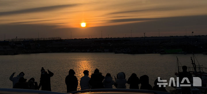 [군산=뉴시스] 김얼 기자 = 2026년 병오년(丙午年) 첫날인 1일 전북 군산시 비응항에 첫 일출이 떠오르고 있다. 2026.01.01. pmkeul@newsis.com