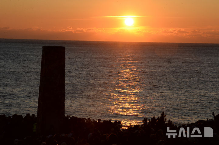[울산=뉴시스] 배병수 기자 = 2026 병오년(丙午年) 첫 날이 밝았다 1일 오전 울산 울주군 서생면 간절곶에서 새해 첫 붉은 해가 떠오르고 있다.2026.01.01.bbs@newsis.com.