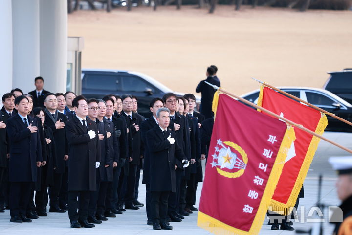 [서울=뉴시스] 고범준 기자 = 이재명 대통령이 1일 서울 동작구 국립서울현충원 현충탑 참배를 위해 들어서며 국기에 경례를 하고 있다. 2026.01.01. bjko@newsis.com 