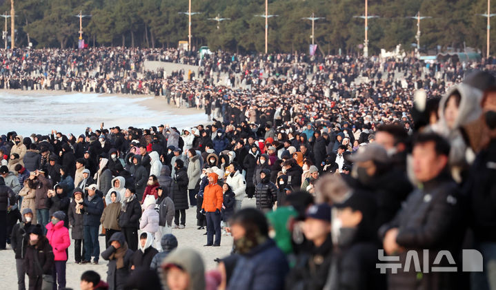  [부산=뉴시스] 하경민 기자 = 2026년(병오년) 새해 첫날인 지난 1월 1일 오전 부산 해운대구 해운대해수욕장을 찾은 시민과 관광객들이 올해 첫 해돋이를 감상하고 있다. 2026.01.01. yulnetphoto@newsis.com