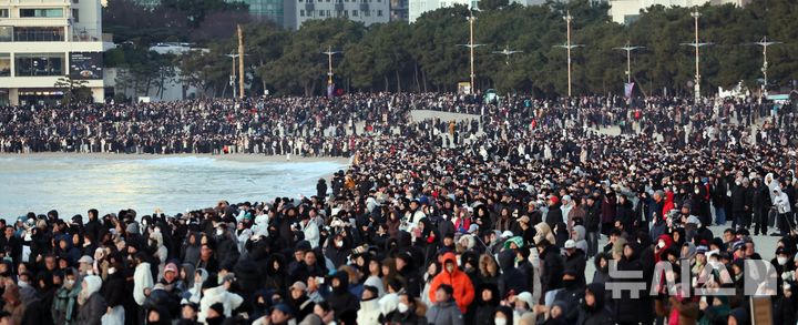  [부산=뉴시스] 하경민 기자 = 2026년(병오년) 새해 첫날인 1일 오전 부산 해운대구 해운대해수욕장을 찾은 시민과 관광객들이 올해 첫 해돋이를 감상하고 있다. 2026.01.01. yulnetphoto@newsis.com