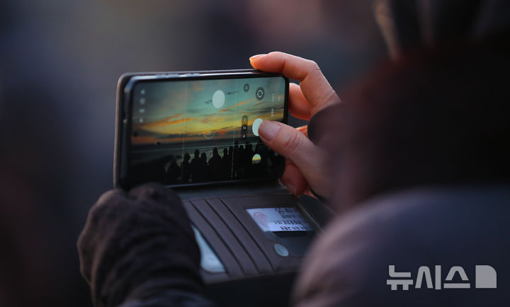 [서귀포=뉴시스] 우장호 기자 = 병오년(丙午年) 새해 첫날인 1일 오전 제주 서귀포시 대정읍 송악산 둘레길을 찾은 해맞이객들이 구름 뒤로 떠오르는 일출을 맞이하고 있다. 2026.01.01. woo1223@newsis.com