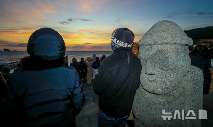 [서귀포=뉴시스] 우장호 기자 = 병오년(丙午年) 새해 첫날인 1일 오전 제주 서귀포시 대정읍 송악산 둘레길을 찾은 해맞이객들이 구름 뒤로 떠오르는 일출을 맞이하고 있다. 2026.01.01. woo1223@newsis.com