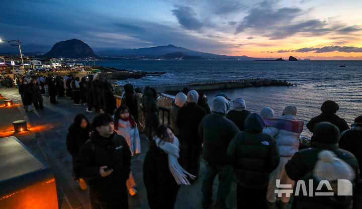 [서귀포=뉴시스] 우장호 기자 = 병오년(丙午年) 새해 첫날인 1일 오전 제주 서귀포시 대정읍 송악산 둘레길을 찾은 해맞이객들이 구름 뒤로 떠오르는 일출을 맞이하고 있다. 2026.01.01. woo1223@newsis.com