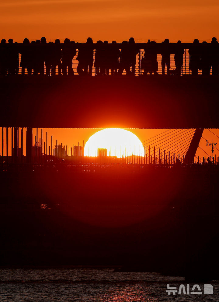 [대구=뉴시스] 이무열 기자 = 병오년(丙午年) 새해가 밝은 1일 오전 대구 동구 아양기찻길에서 시민들이 힘차게 떠오르는 새해 일출을 맞이하고 있다. 2026.01.01. lmy@newsis.com