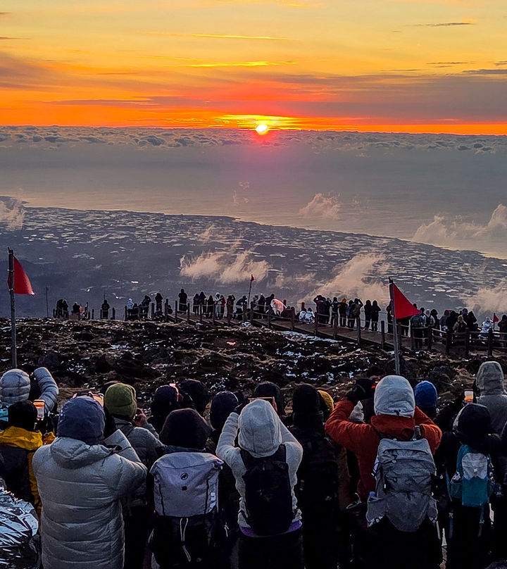 [제주=뉴시스] 병오년(丙午年) 새해 첫날인 1일 오전 제주 한라산 백록담을 찾은 해맞이객들이 구름 위로 떠오르는 일출 장관을 감상하고 있다. (사진=독자 김경미씨 제공) 2026.01.01. photo@newsis.com *재판매 및 DB 금지