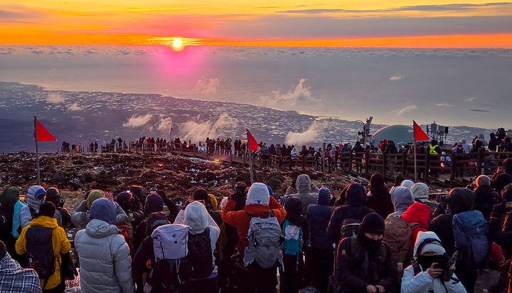 [제주=뉴시스] 병오년(丙午年) 새해 첫날인 1일 오전 제주 한라산 백록담을 찾은 해맞이객들이 구름 위로 떠오르는 일출 장관을 감상하고 있다. (사진=독자 김경미씨 제공) 2026.01.01. photo@newsis.com *재판매 및 DB 금지