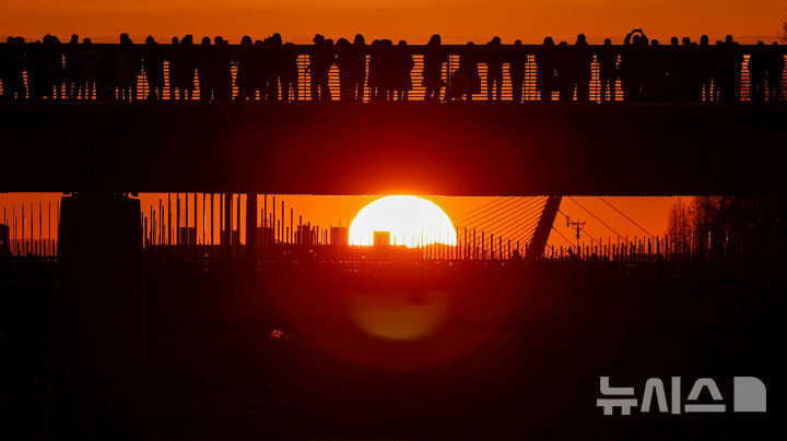 [대구=뉴시스] 이무열 기자 = 병오년(丙午年) 새해가 밝은 1일 오전 대구 동구 아양기찻길에서 시민들이 힘차게 떠오르는 새해 일출을 맞이하고 있다. 2026.01.01. lmy@newsis.com