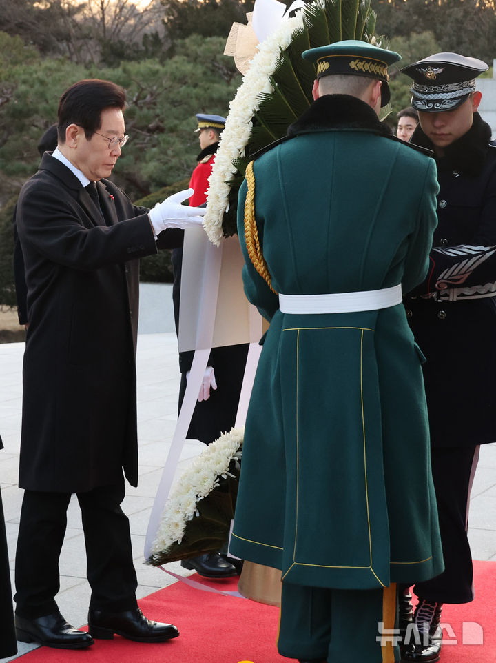 [서울=뉴시스] 고범준 기자 = 이재명 대통령이 1일 서울 동작구 국립서울현충원 현충탑에 헌화하고 있다. (청와대통신사진기자단) 2026.01.01. bjko@newsis.com