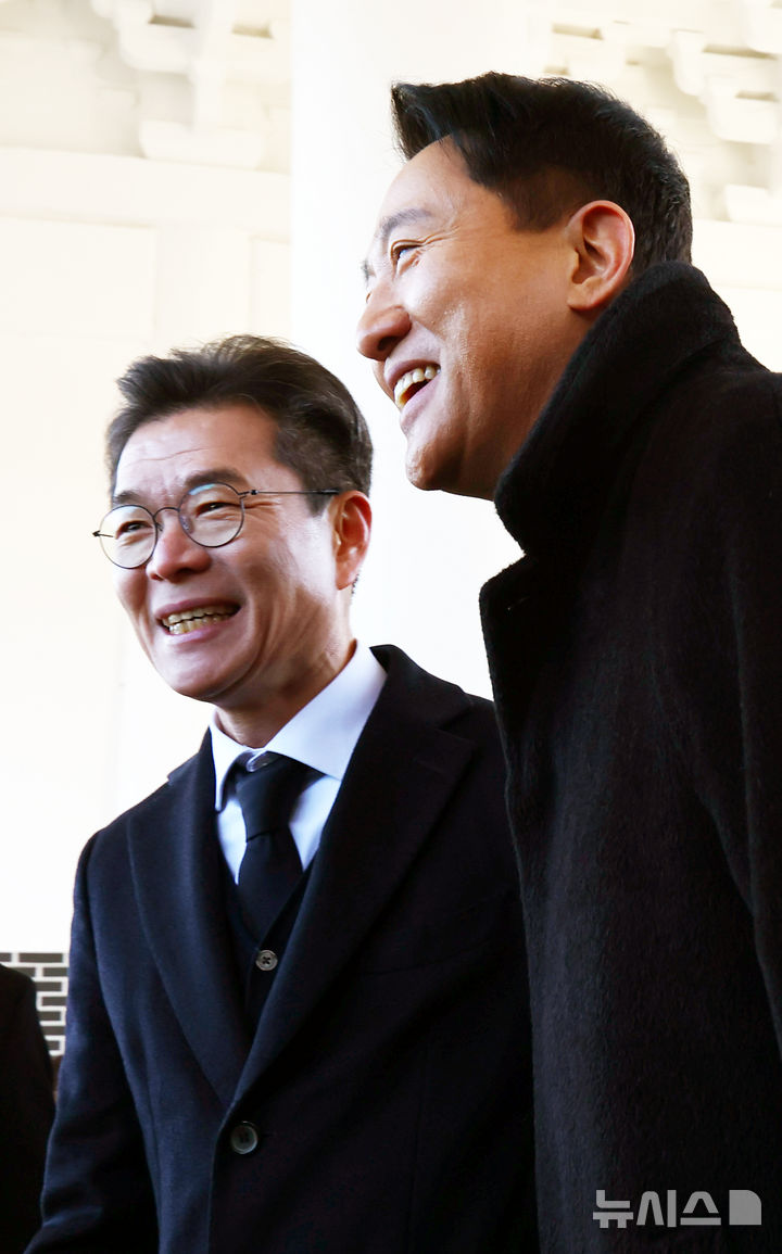 [서울=뉴시스] 박주성 기자 = 오세훈 서울시장(오른쪽)과 정원오 성동구청장이 2026년 새해 첫날인 1일 서울 동작구 국립서울현충원 참배 후 인사를 나누고 있다. 2026.01.01. park7691@newsis.com