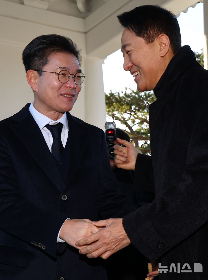 [서울=뉴시스] 박주성 기자 = 오세훈 서울시장(오른쪽)과 정원오 성동구청장이 2026년 새해 첫날인 1일 서울 동작구 국립서울현충원 참배 후 인사를 나누고 있다. 2026.01.01. park7691@newsis.com