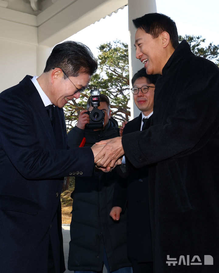 [서울=뉴시스] 박주성 기자 = 오세훈 서울시장(오른쪽)과 정원오 성동구청장이 2026년 새해 첫날인 1일 서울 동작구 국립서울현충원 참배 후 인사를 나누고 있다. 2026.01.01. park7691@newsis.com