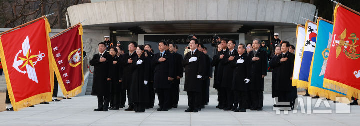 [서울=뉴시스] 고범준 기자 = 이재명 대통령이 1일 서울 동작구 국립서울현충원 현충탑 참배를 마치고 이동하며 국기에 경례를 하고 있다. 2026.01.01. bjko@newsis.com