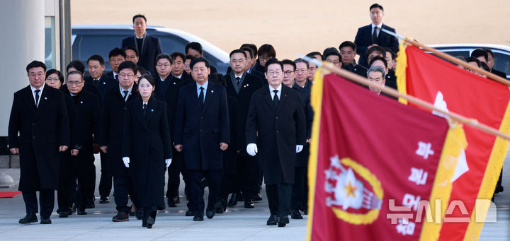 [서울=뉴시스] 고범준 기자 = 이재명 대통령이 1일 서울 동작구 국립서울현충원 현충탑 참배를 위해 들어서고 있다. 2026.01.01. bjko@newsis.com