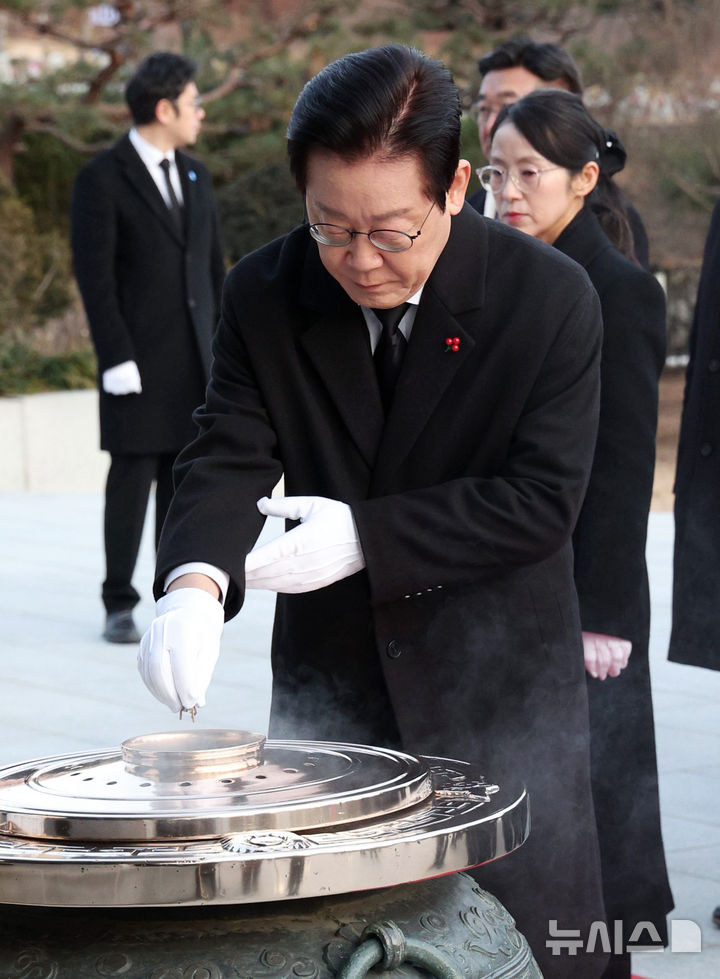 [서울=뉴시스] 고범준 기자 = 이재명 대통령이 1일 서울 동작구 국립서울현충원 현충탑에 참배하며 분향하고 있다. 2026.01.01. bjko@newsis.com