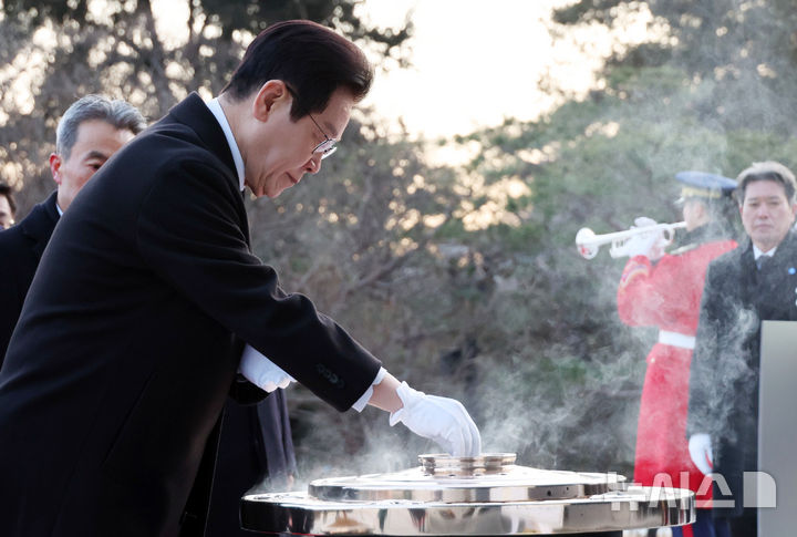 이 대통령 "국민배우 안성기 명복 기원…품격 보여준 삶에 경의"
