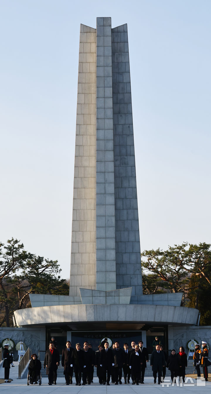 [서울=뉴시스] 박주성 기자 = 장동혁 국민의힘 대표를 비롯한 당 지도부가 2026년 새해 첫날인 1일 서울 동작구 국립서울현충원을 참배하고 있다. 2026.01.01. park7691@newsis.com