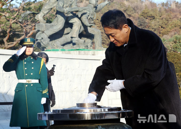 [서울=뉴시스] 박주성 기자 = 오세훈 서울시장이 2026년 새해 첫날인 1일 서울 동작구 국립서울현충원 현충탑에 분향하고 있다. 2026.01.01. park7691@newsis.com