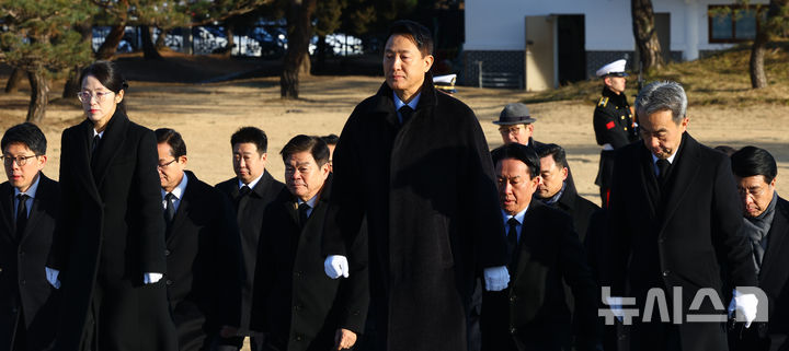 [서울=뉴시스] 박주성 기자 = 오세훈 서울시장이 2026년 새해 첫날인 1일 서울 동작구 국립서울현충원을 참배하고 있다. 2026.01.01. park7691@newsis.com