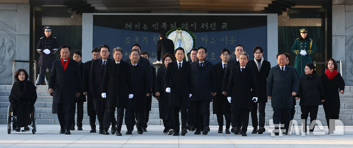 [서울=뉴시스] 박주성 기자 = 장동혁 국민의힘 대표를 비롯한 당 지도부가 2026년 새해 첫날인 1일 서울 동작구 국립서울현충원을 참배하고 있다. 2026.01.01. park7691@newsis.com