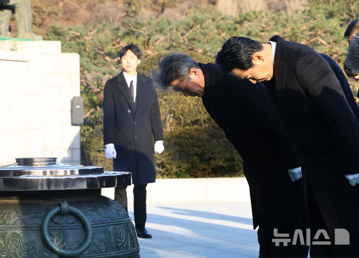 [서울=뉴시스] 박주성 기자 = 장동혁 국민의힘 대표를 비롯한 당 지도부가 2026년 새해 첫날인 1일 서울 동작구 국립서울현충원을 참배하고 있다. 2026.01.01. park7691@newsis.com